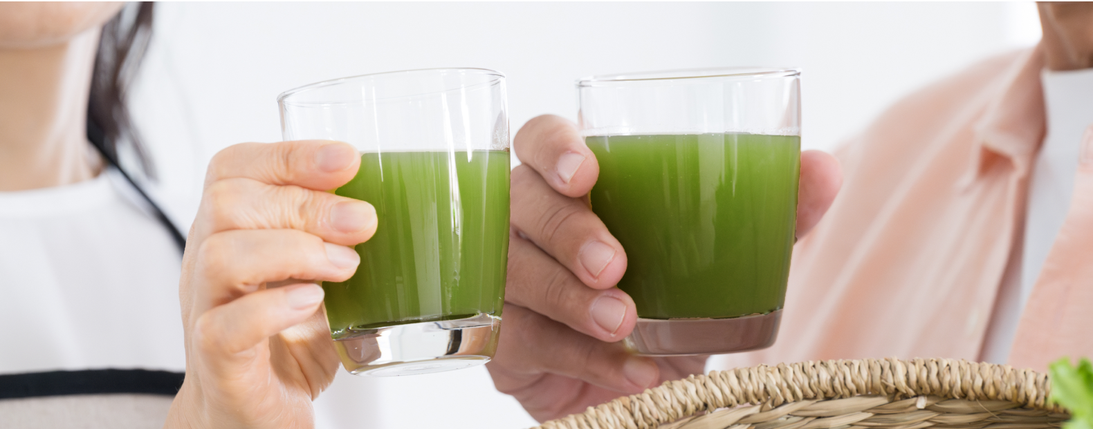 さまざまな年代の方が青汁を飲んでいるイメージ画像