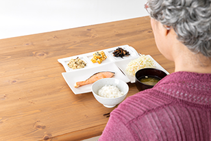 高齢者の「低栄養」「フレイル」とは～「日本人の食事摂取基準（2020年版）」を基に解説